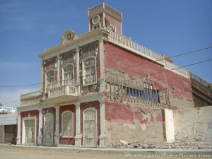 Quake-damaged building in Pisco.